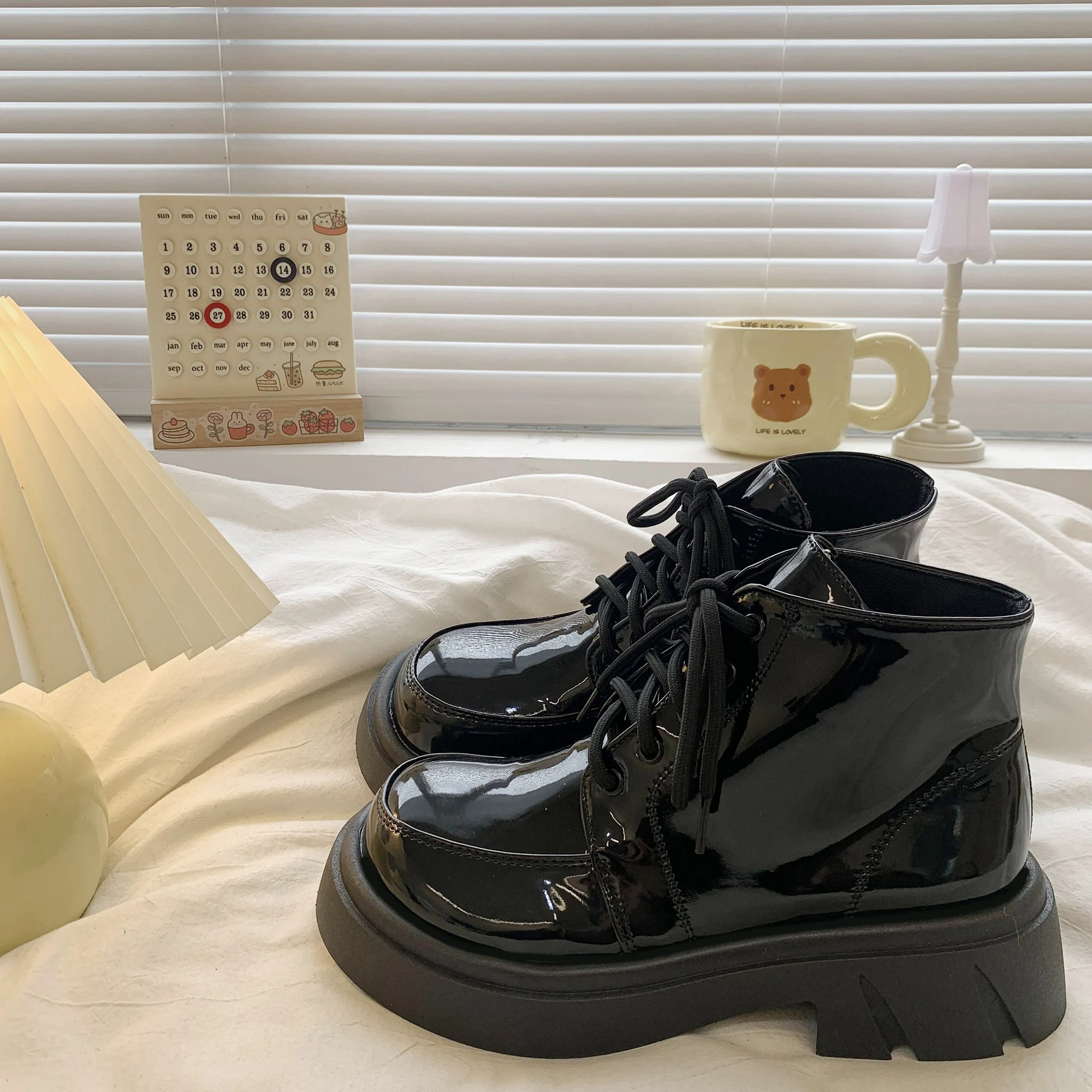 

Ботинки женские на среднем каблуке, со шнуровкой, осенне-зимняя обувь с круглым носком, однотонные ботильоны из искусственной кожи черного цвета в стиле «лолита», 2023