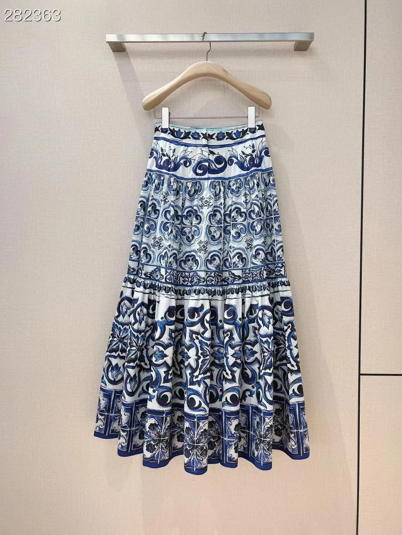 Fyion Runway Fashion Women Long Skirt 2022 Summer Flowers Print Ruffles Ladies Casual Hot Sale Skirt
Fyion Runway Fashion Women Long Skirt 2022 Summer Flowers Print Ruffles Ladies Casual Hot Sale Skirt
