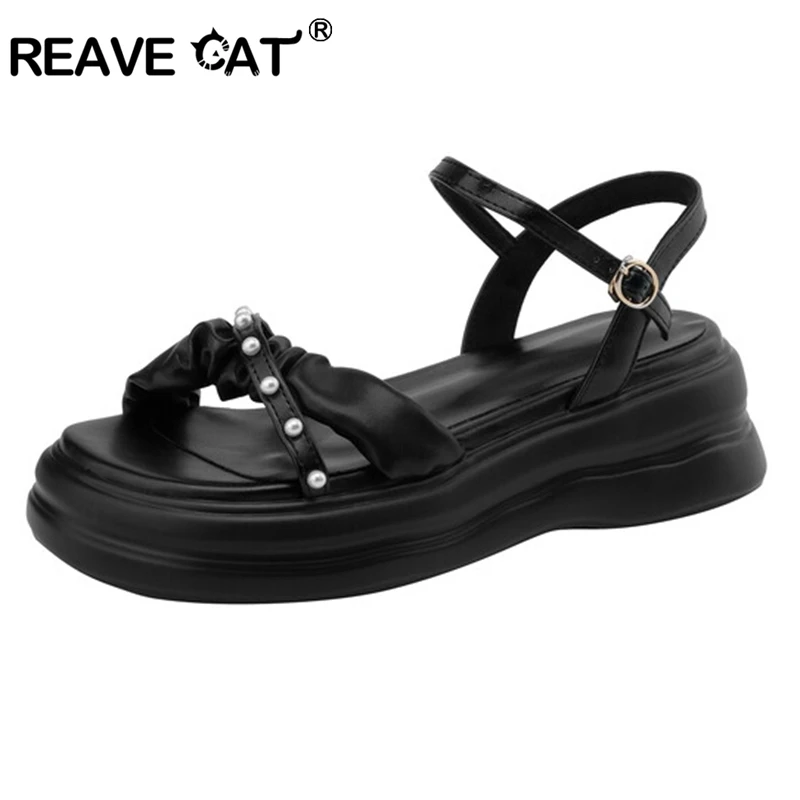

Женские босоножки на высокой платформе REAVE CAT, мягкие черные босоножки из искусственной кожи на каблуке 5 см с открытым носком и жемчужной пряжкой, большие размеры 42 43