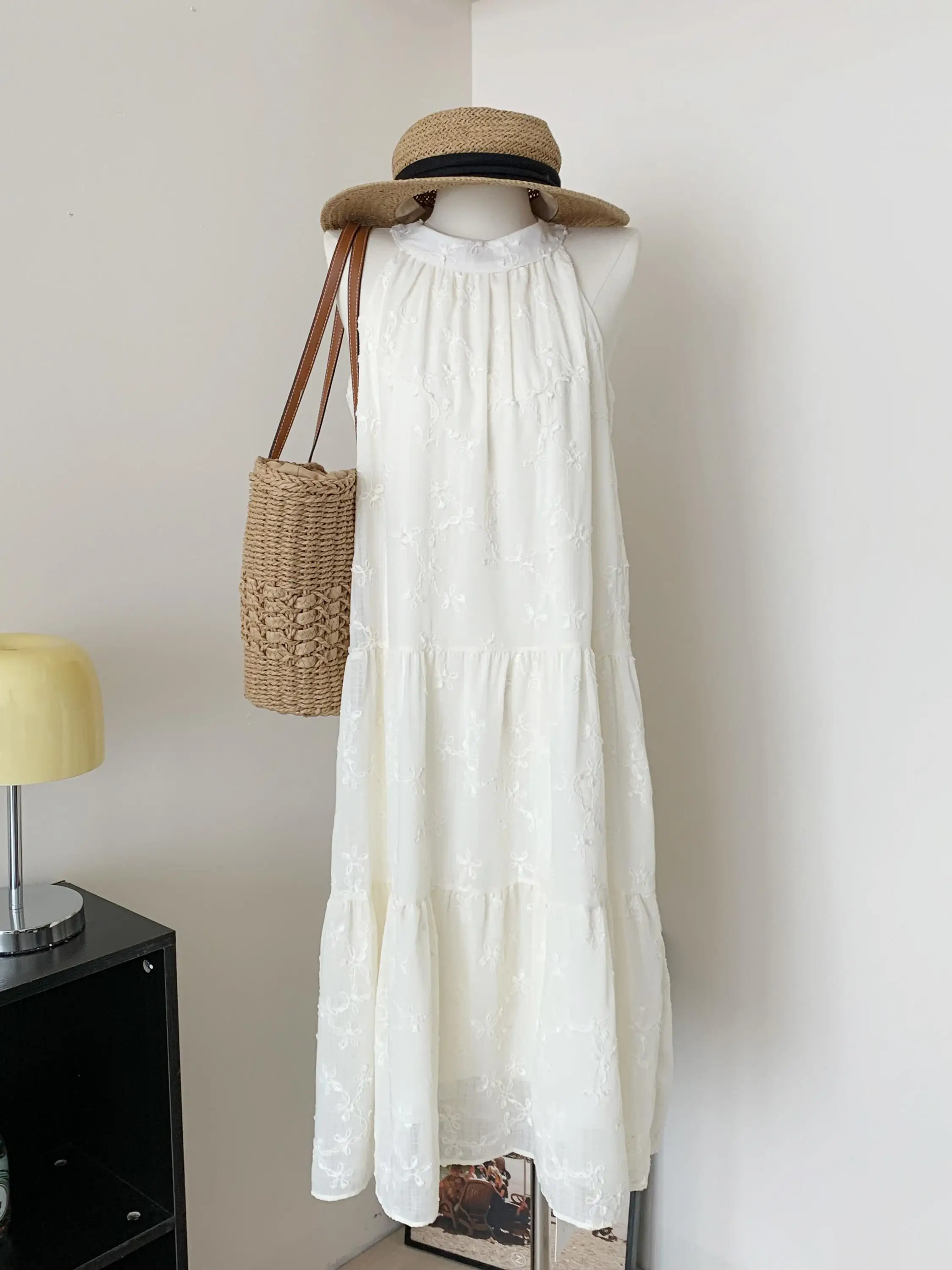 Women's Summer Sleeveless Halter Neck A Line Loose Long Dress Lady Solid Color Lace Holiday Beach Dress
Women's Summer Sleeveless Halter Neck A Line Loose Long Dress Lady Solid Color Lace Holiday Beach Dress