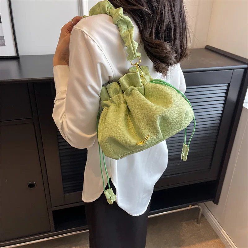 Women's Drawstring Portable Bucket Handbags Fashion Texture Pleated Shoulder Crossbody Bag Solid Color Simple Commute Satchel
Women's Drawstring Portable Bucket Handbags Fashion Texture Pleated Shoulder Crossbody Bag Solid Color Simple Commute Satchel