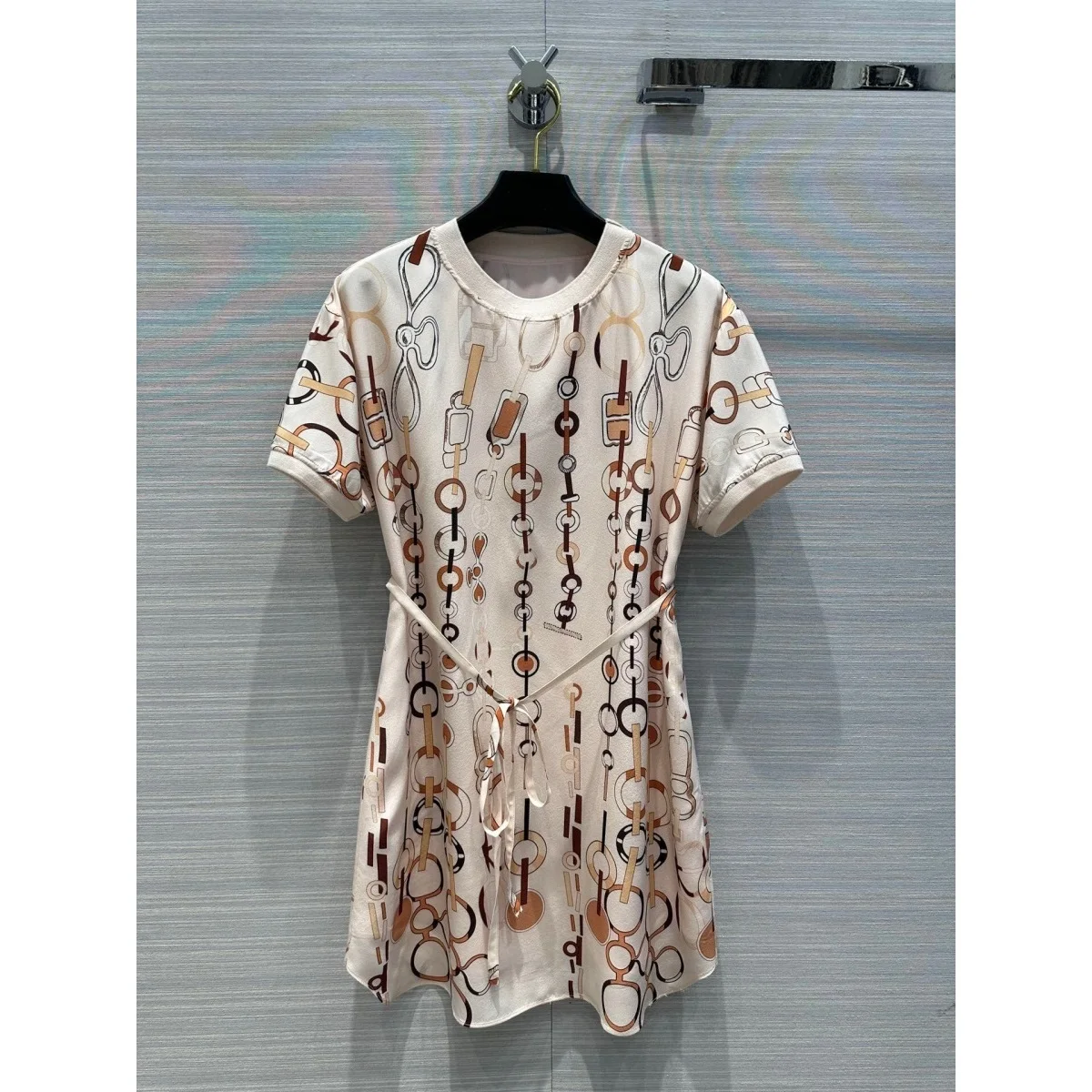 Summer 100% silk dress chain print high quality luxury designer brand Old money style women's wear
Summer 100% silk dress chain print high quality luxury designer brand Old money style women's wear