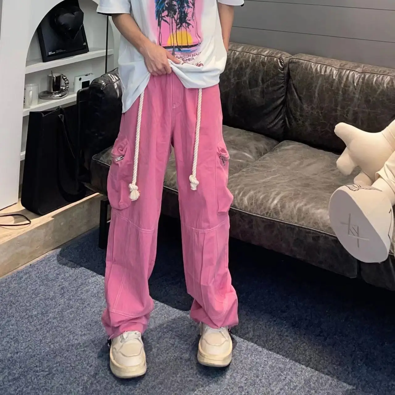 2023 Men's Retro Streetwear Sweatpants Pink Color Cargo Casual Pants Youth Loose Wide Leg Straight Pants Fashion Trend Trousers
2023 Men's Retro Streetwear Sweatpants Pink Color Cargo Casual Pants Youth Loose Wide Leg Straight Pants Fashion Trend Trousers