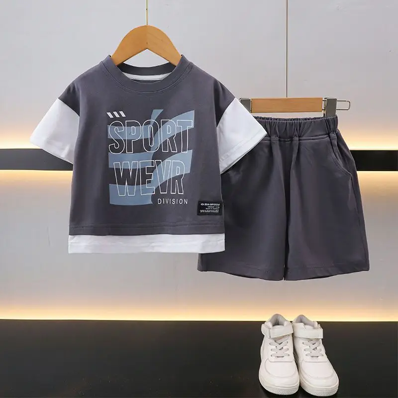Boys' Summer Set Children's Fake Two Piece Fashion Splicing Comfortable Short Sleeve Shorts 2 Pcs Set
Boys' Summer Set Children's Fake Two Piece Fashion Splicing Comfortable Short Sleeve Shorts 2 Pcs Set