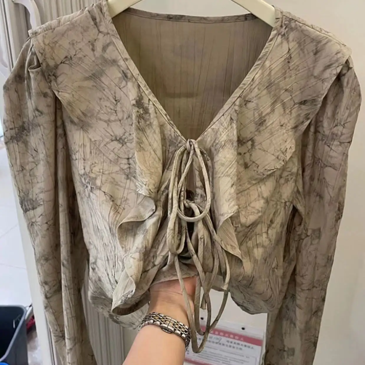 Korean Style Ruffle Lace Up Shirts Blouses Ink Painting V-neck Long Sleeved Top Women Autumn 2023 Fashion Sweet Elegant Shirt
Korean Style Ruffle Lace Up Shirts Blouses Ink Painting V-neck Long Sleeved Top Women Autumn 2023 Fashion Sweet Elegant Shirt