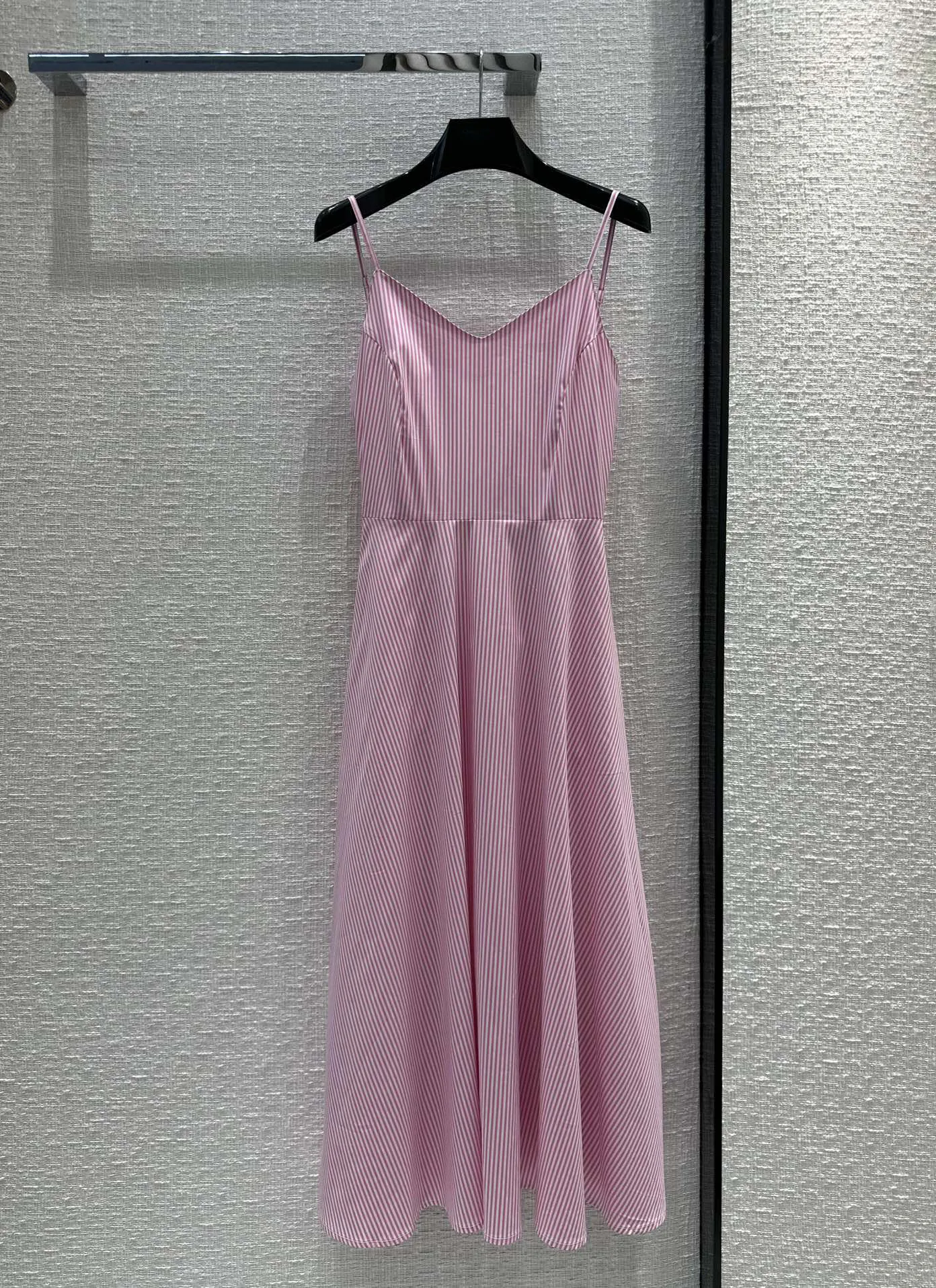 Slip long skirt, openwork design, fashion temperament, slim and thin, casual and versatile 2023 summer women's new hot
Slip long skirt, openwork design, fashion temperament, slim and thin, casual and versatile 2023 summer women's new hot