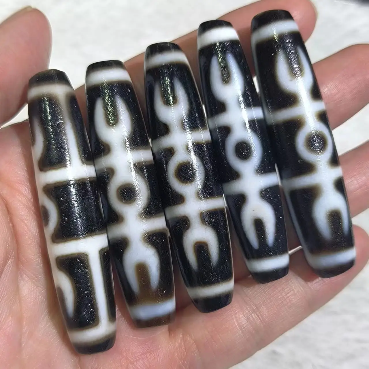 1pcs/lot natural multi-pattern old agate dzi wholesale Black and white Handmade beads Weathering lines White core holes special
1pcs/lot natural multi-pattern old agate dzi wholesale Black and white Handmade beads Weathering lines White core holes special