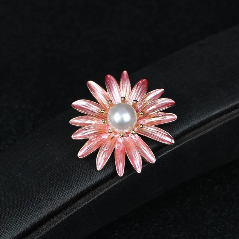 New Elegant Daisy Flower Brooch for Women and Men Vintage Metal Plant Flowers Party Gifts Office Brooch Pin with Imitation Pearl
New Elegant Daisy Flower Brooch for Women and Men Vintage Metal Plant Flowers Party Gifts Office Brooch Pin with Imitation Pearl