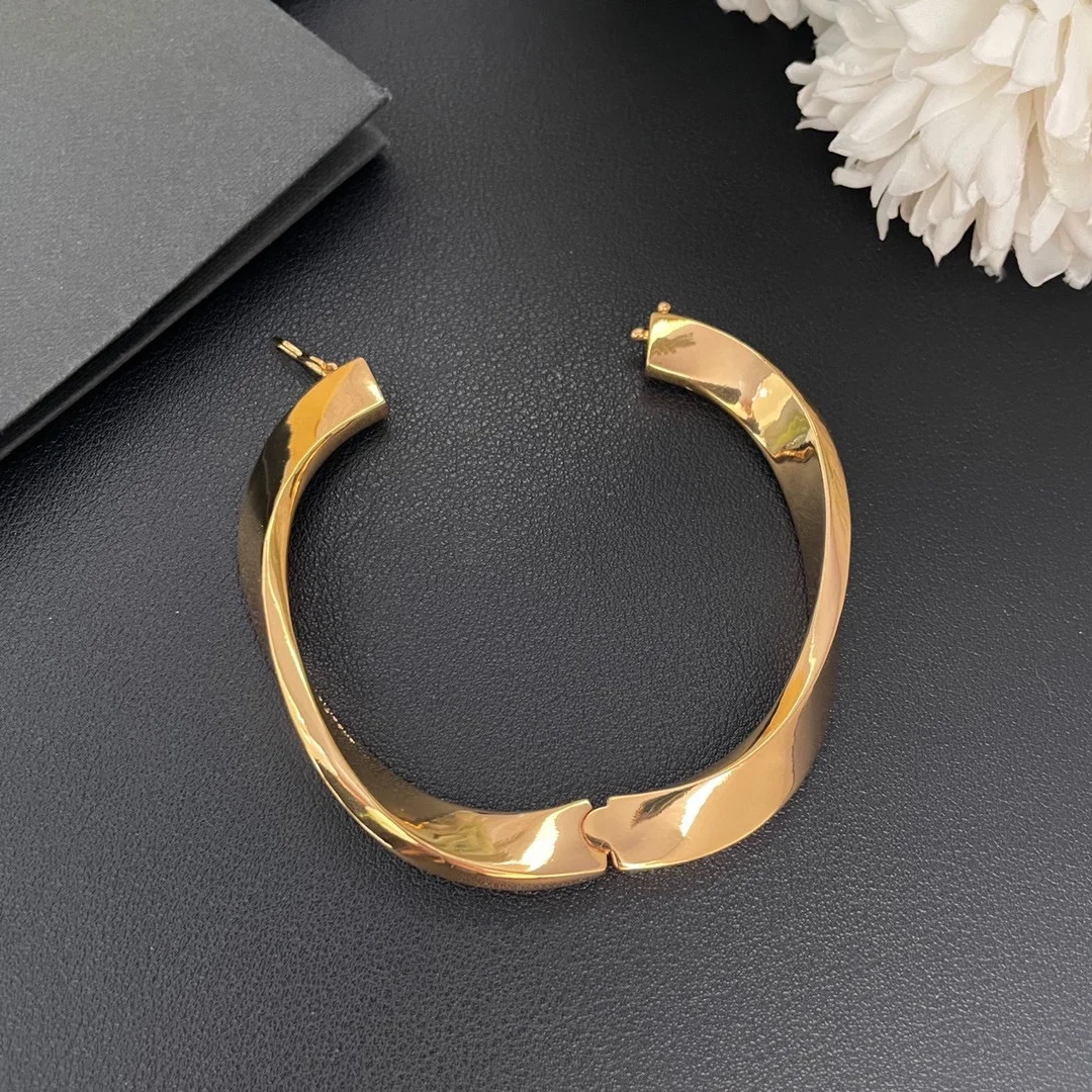 Нестандартный браслет в стиле ретро
Нестандартный браслет в стиле ретро