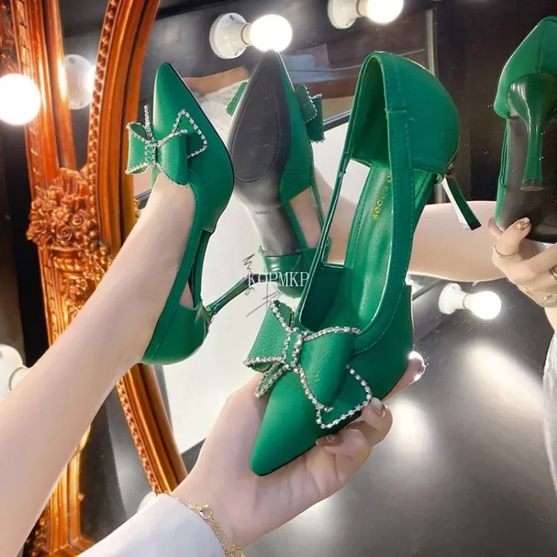 Туфли-лодочки женские атласные, кожа, бант, заостренный носок, высокий тонкий каблук, пикантные босоножки, дизайнерская обувь
Туфли-лодочки женские атласные, кожа, бант, заостренный носок, высокий тонкий каблук, пикантные босоножки, дизайнерская обувь