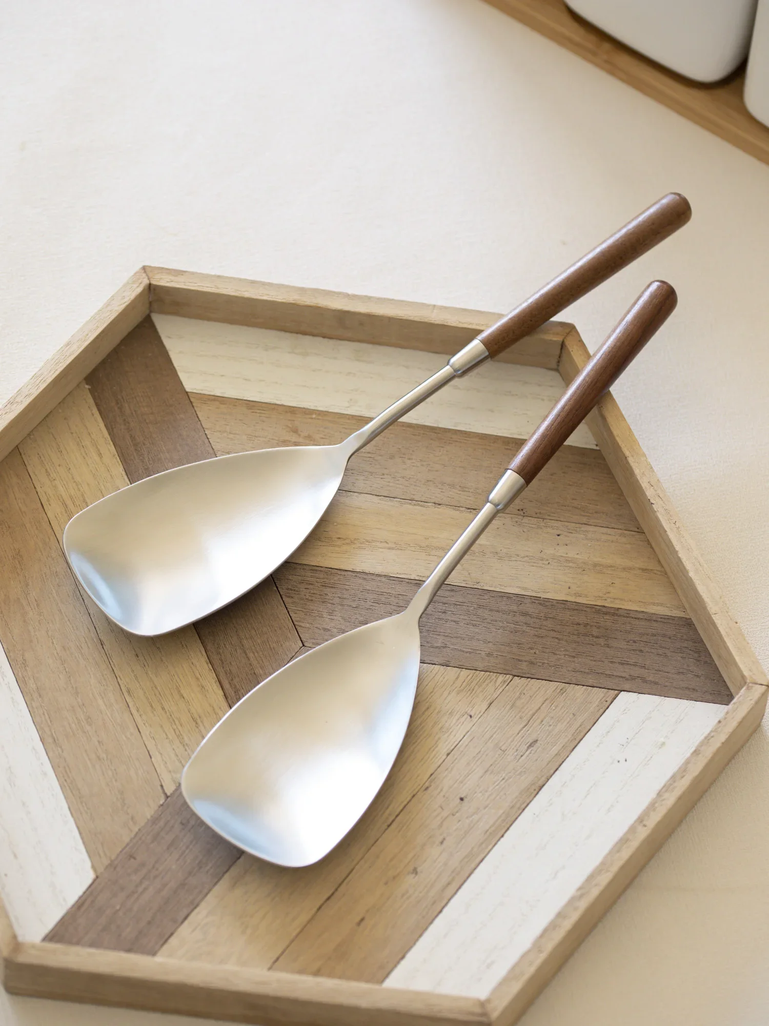Retro walnut cutlery 304 stainless steel rice spoon fish spoon hotel restaurant large rice
Retro walnut cutlery 304 stainless steel rice spoon fish spoon hotel restaurant large rice