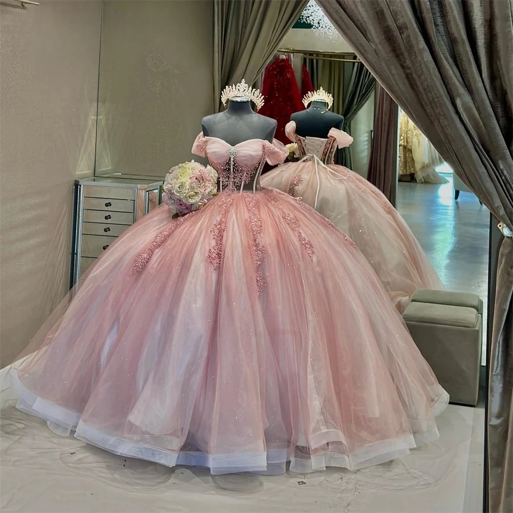 Розовое Бальное Платье Charro Quinceanera, бальное платье с открытыми плечами, тюлевые Аппликации, мексиканские милые платья 16 лет 15 лет
Розовое Бальное Платье Charro Quinceanera, бальное платье с открытыми плечами, тюлевые Аппликации, мексиканские милые платья 16 лет 15 лет