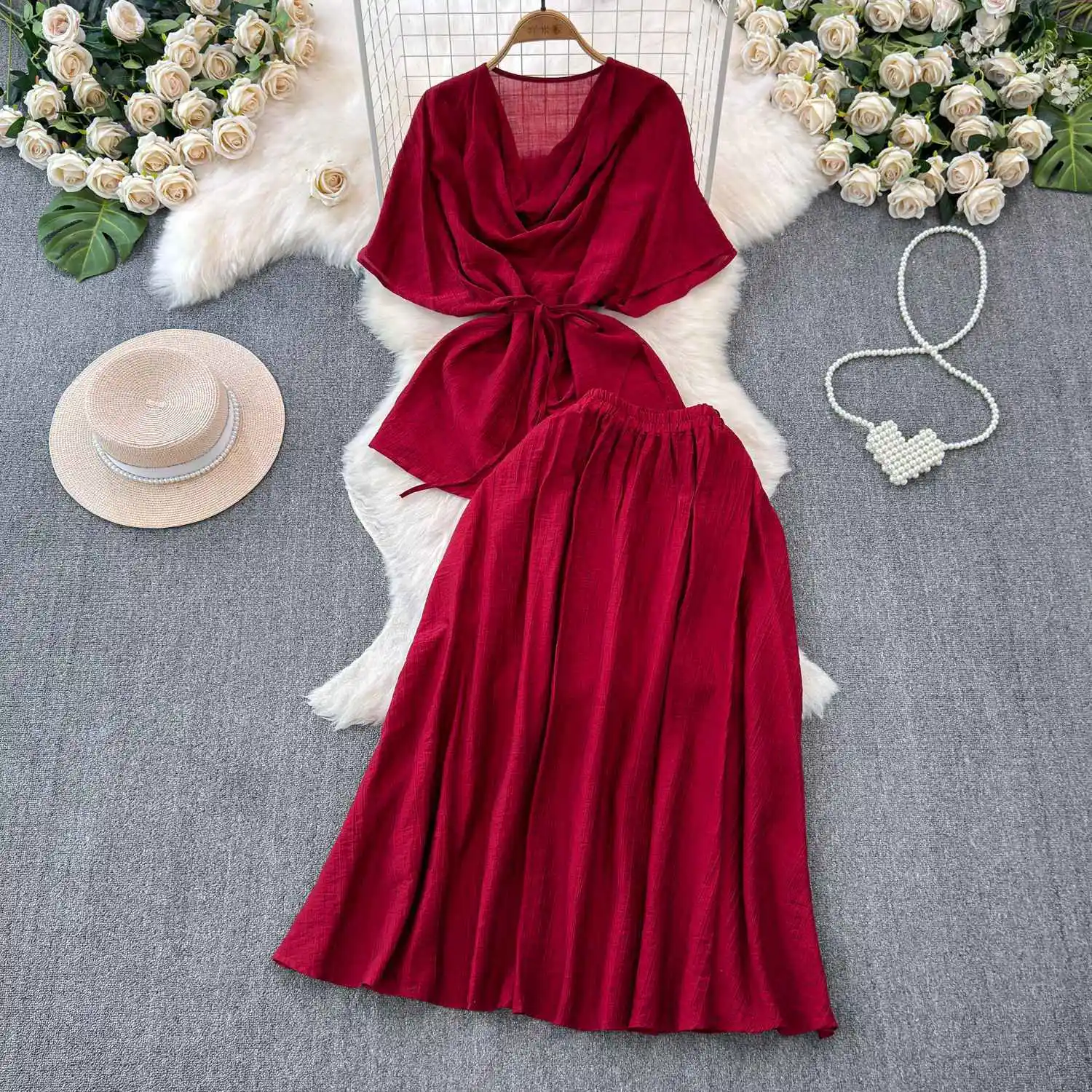 Fashion suit female Korean version of the short-sleeved loose versatile shirt two-piece high-waisted large swing half-body skirt
Fashion suit female Korean version of the short-sleeved loose versatile shirt two-piece high-waisted large swing half-body skirt