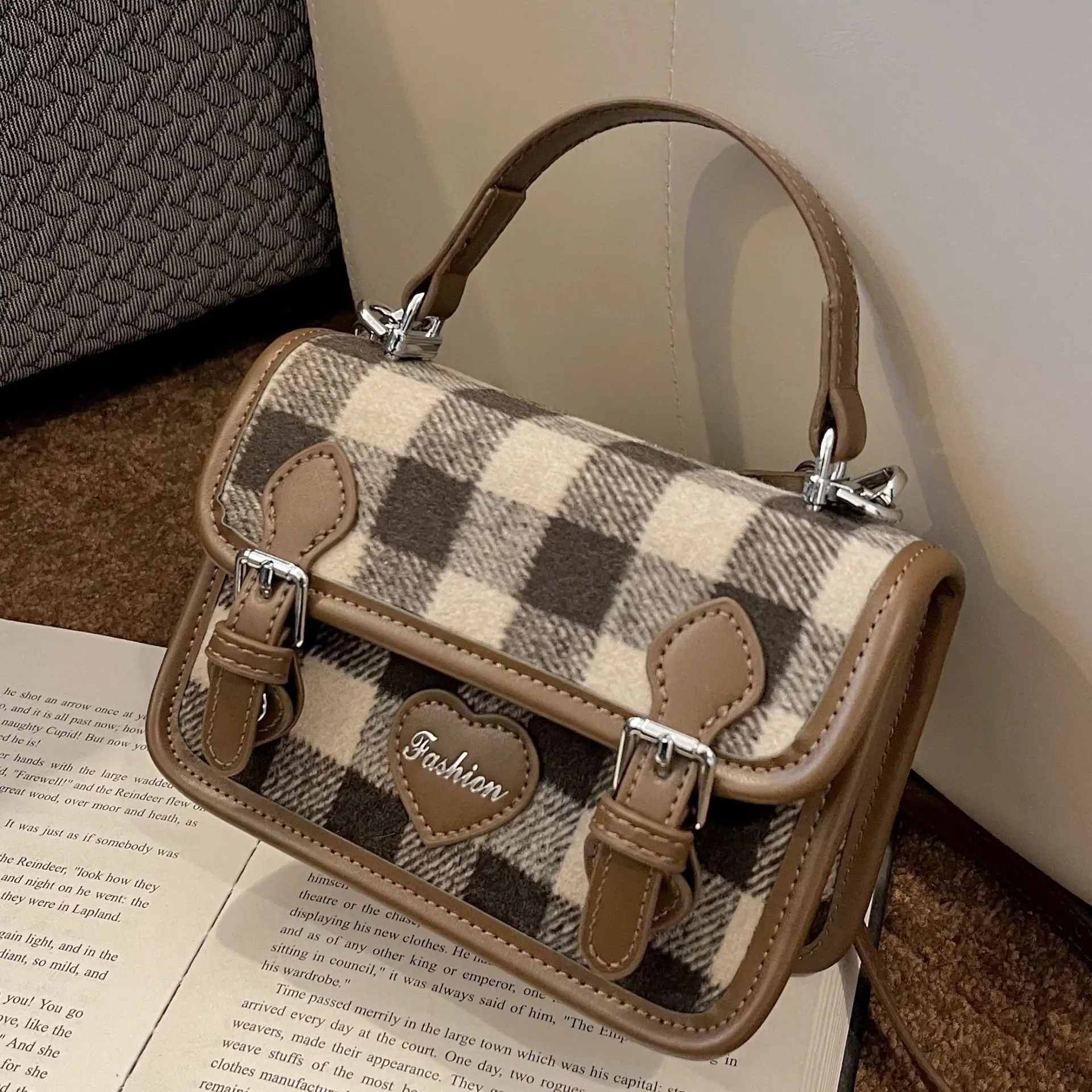 Корейская женская сумка на плечо, зимняя дорожная сумка через плечо, женская маленькая квадратная сумка, Повседневная сумка, кошелек для путешествий, сумка для покупок
Корейская женская сумка на плечо, зимняя дорожная сумка через плечо, женская маленькая квадратная сумка, Повседневная сумка, кошелек для путешествий, сумка для покупок