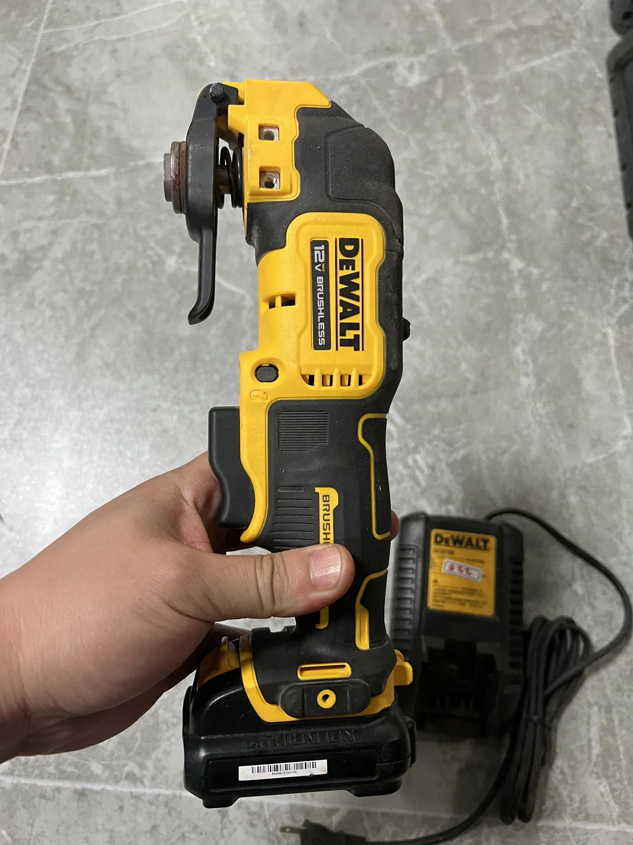 

DEWALT 12V DCS353B 12 Volt MAX Brushless Cordless Oscillating Tool 1.3AH battery set second-hand