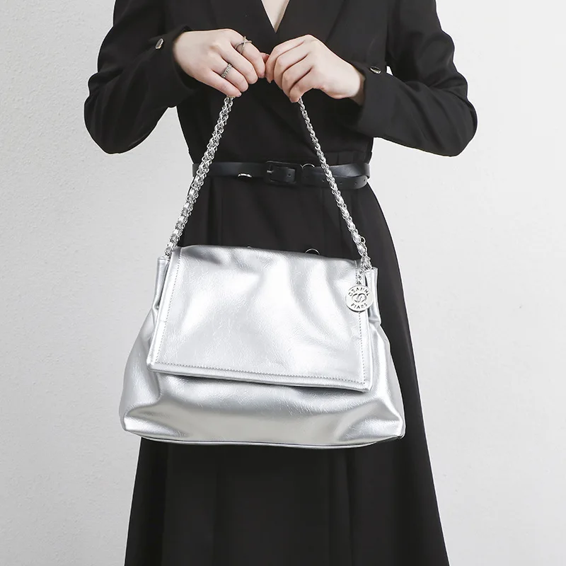 Large capacity bag female new fashion silver Tote Korean version of the trend of single-shoulder chain bag hundred women's bags
Large capacity bag female new fashion silver Tote Korean version of the trend of single-shoulder chain bag hundred women's bags