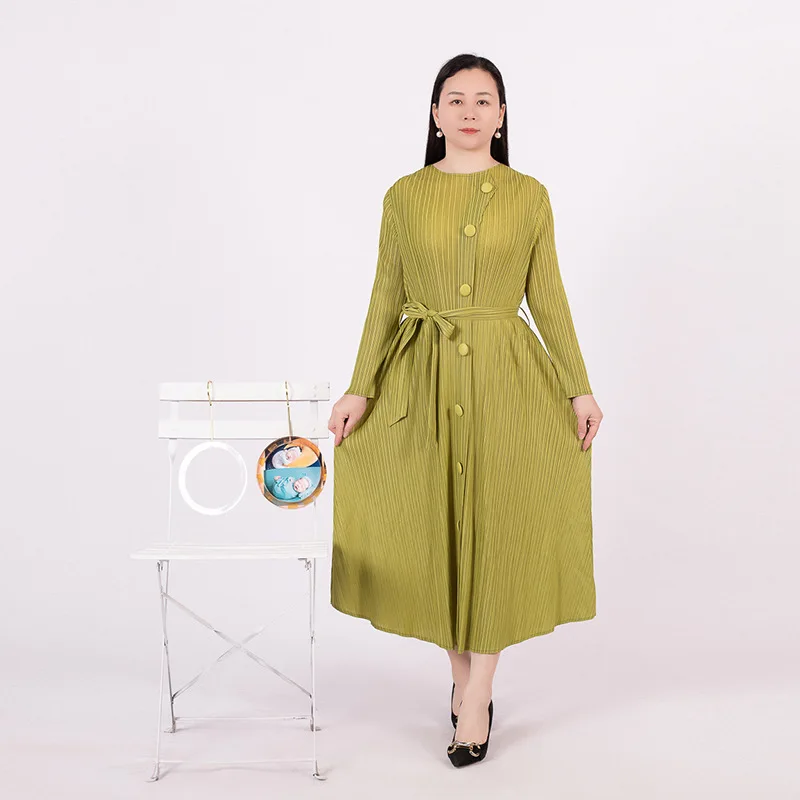 2023 spring new solid color single breasted round neck long sleeve loose large size pleated dress
2023 spring new solid color single breasted round neck long sleeve loose large size pleated dress