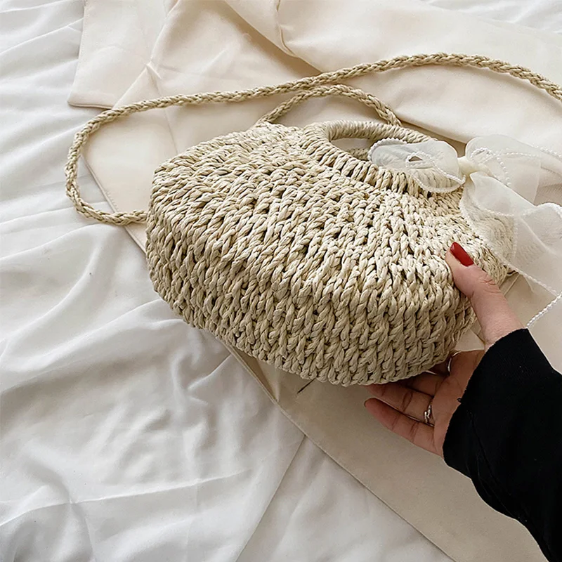 Sac à main paille et noeud en soie Sac à main paille et noeud en soie