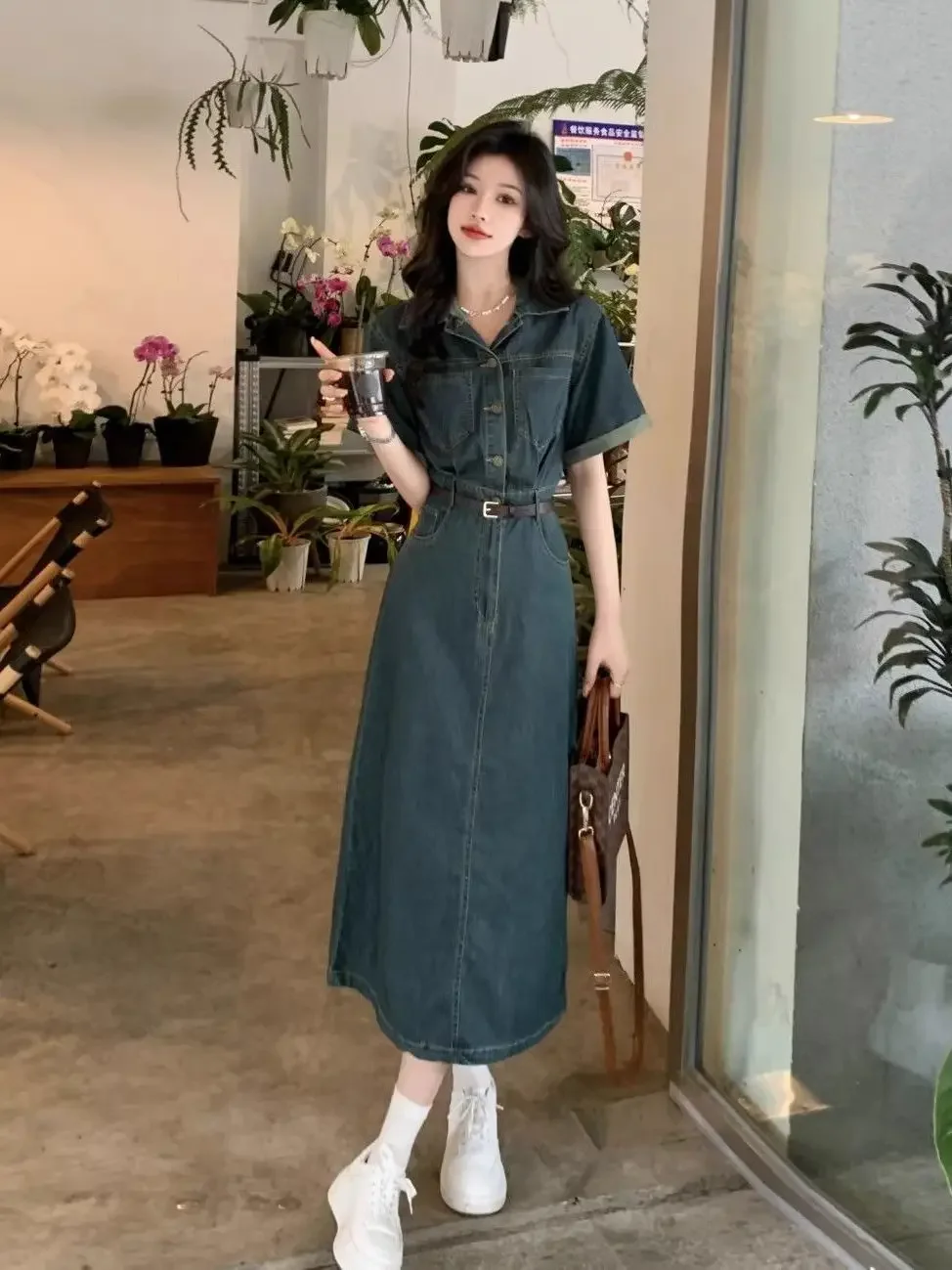 Vintage denim dress women summer new French niche design sense of small temperament Hong Kong style long skirt 2024
Vintage denim dress women summer new French niche design sense of small temperament Hong Kong style long skirt 2024
