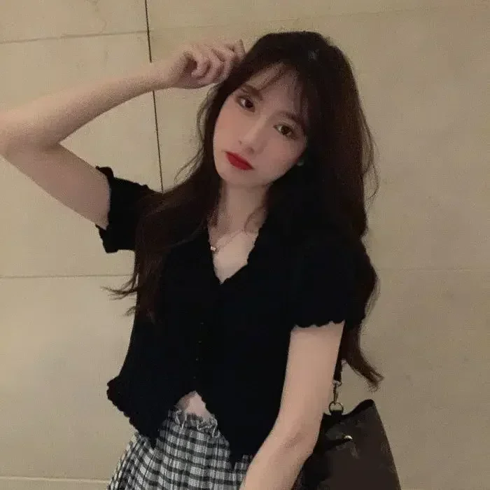 Short Spice Girl Blouse Women 2023 new summer wooden ear side net red high waist navel v-neck short-sleeved sweater black
Short Spice Girl Blouse Women 2023 new summer wooden ear side net red high waist navel v-neck short-sleeved sweater black