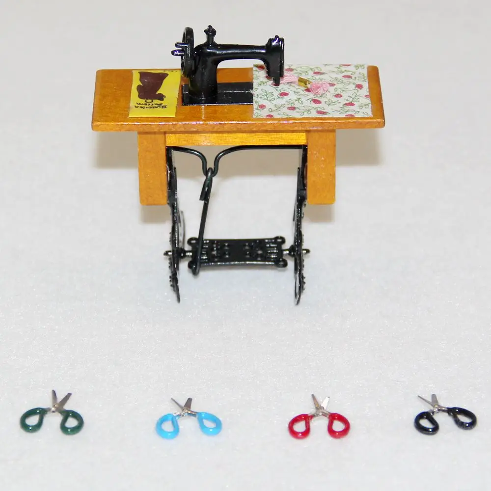 

1/12 Scale Wooden Miniature Furniture Families Vintage Miniature Sewing Machine Scissors Accessories for Dollhouse Decoration