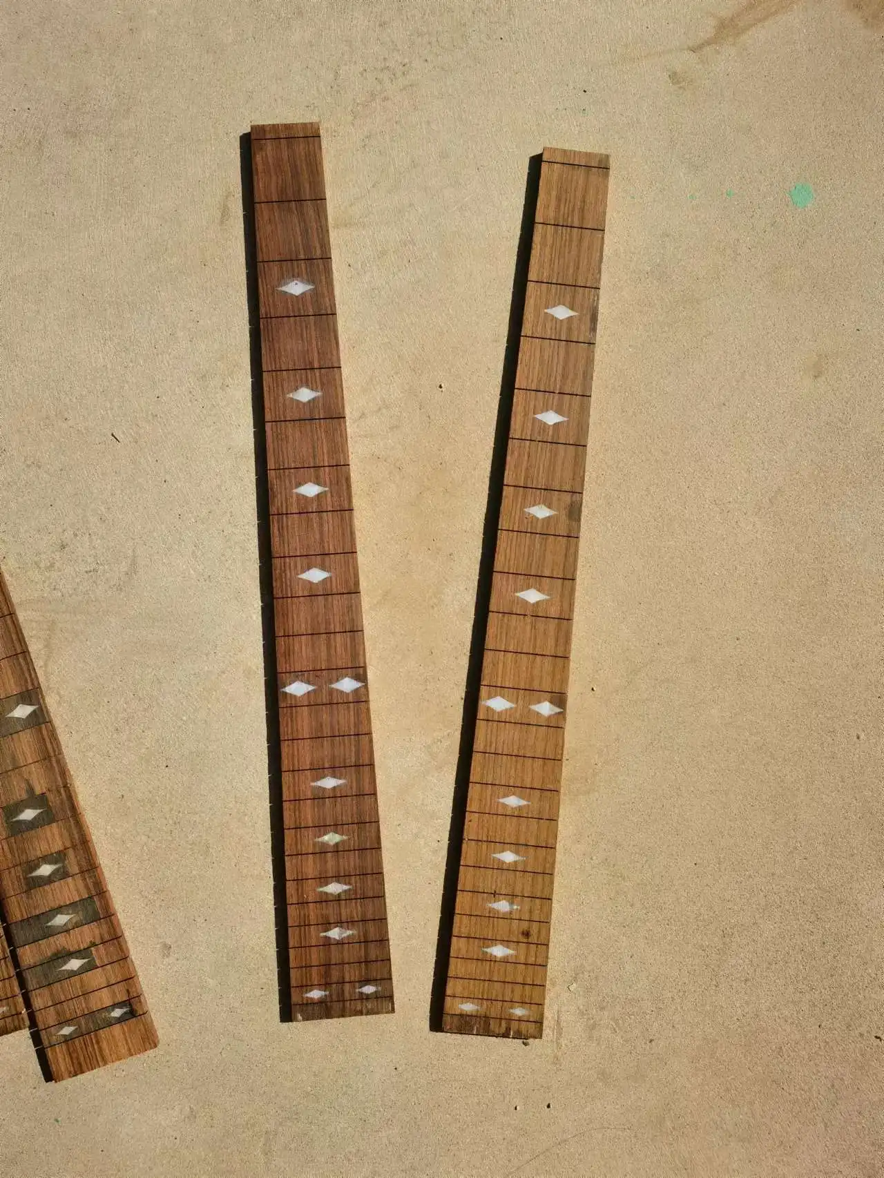 Guitar Accessories 1 pcs x 25.5"electric Guitar Fretboard electric guitar ROSE Wood Fretboard Parts 00-014# inlay
Guitar Accessories 1 pcs x 25.5"electric Guitar Fretboard electric guitar ROSE Wood Fretboard Parts 00-014# inlay