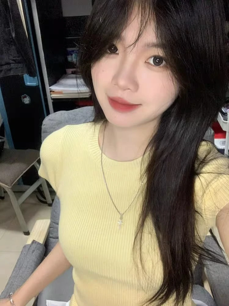 Dopamine yellow positive shoulder knit short-sleeved t-shirt female summer new Slim sweet spicy waist short tops
Dopamine yellow positive shoulder knit short-sleeved t-shirt female summer new Slim sweet spicy waist short tops