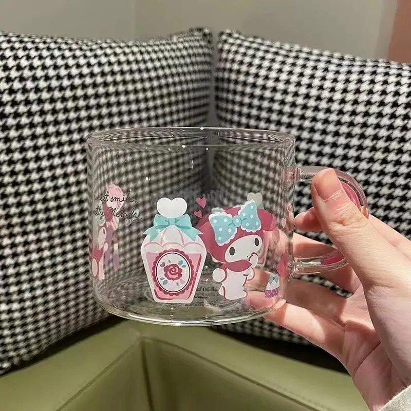 Милая чашка для кофе Sanrio Kuromi Hello Kitty, стеклянная чашка для молока, микро-волнистая духовка с подогревом, модный подарок для девушки с мультяшным принтом
Милая чашка для кофе Sanrio Kuromi Hello Kitty, стеклянная чашка для молока, микро-волнистая духовка с подогревом, модный подарок для девушки с мультяшным принтом