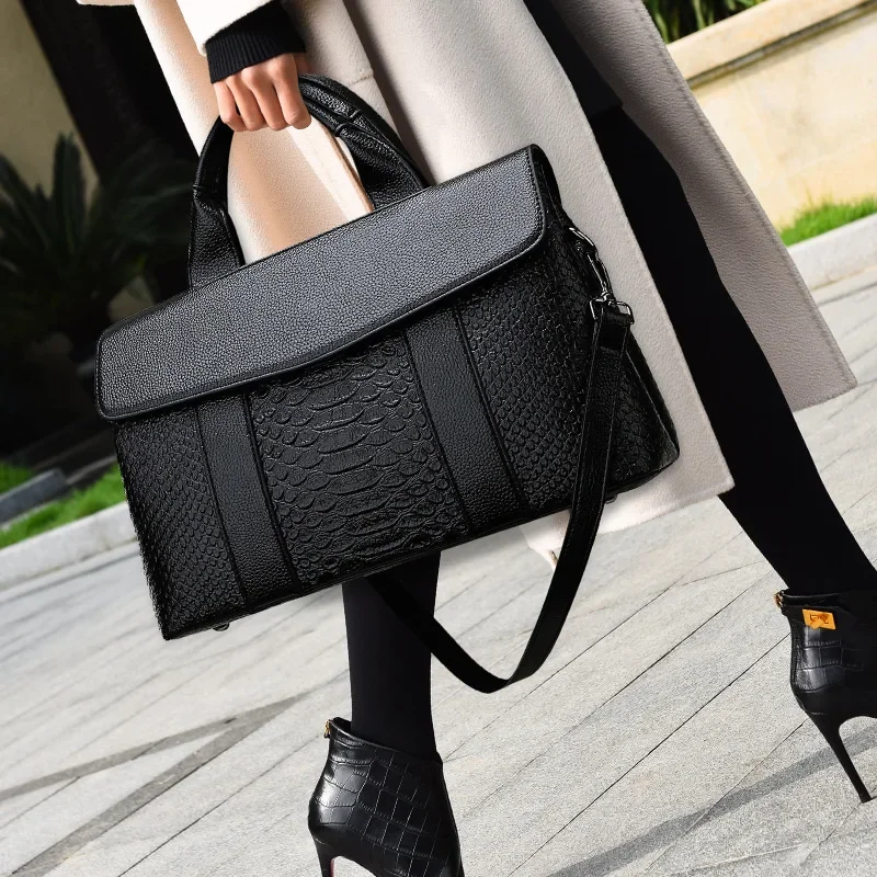 Fashionable and minimalist women's large capacity handbag, temperament, mother's one shoulder diagonal cross bag
Fashionable and minimalist women's large capacity handbag, temperament, mother's one shoulder diagonal cross bag