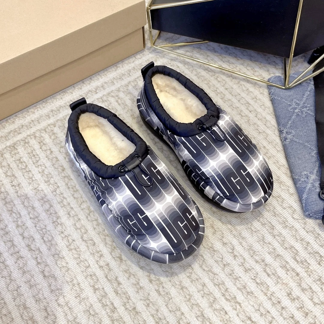 Winter 2023 runway style women's boots, comfortable and casual, simple and fashionable, non-slip insulation.
Winter 2023 runway style women's boots, comfortable and casual, simple and fashionable, non-slip insulation.