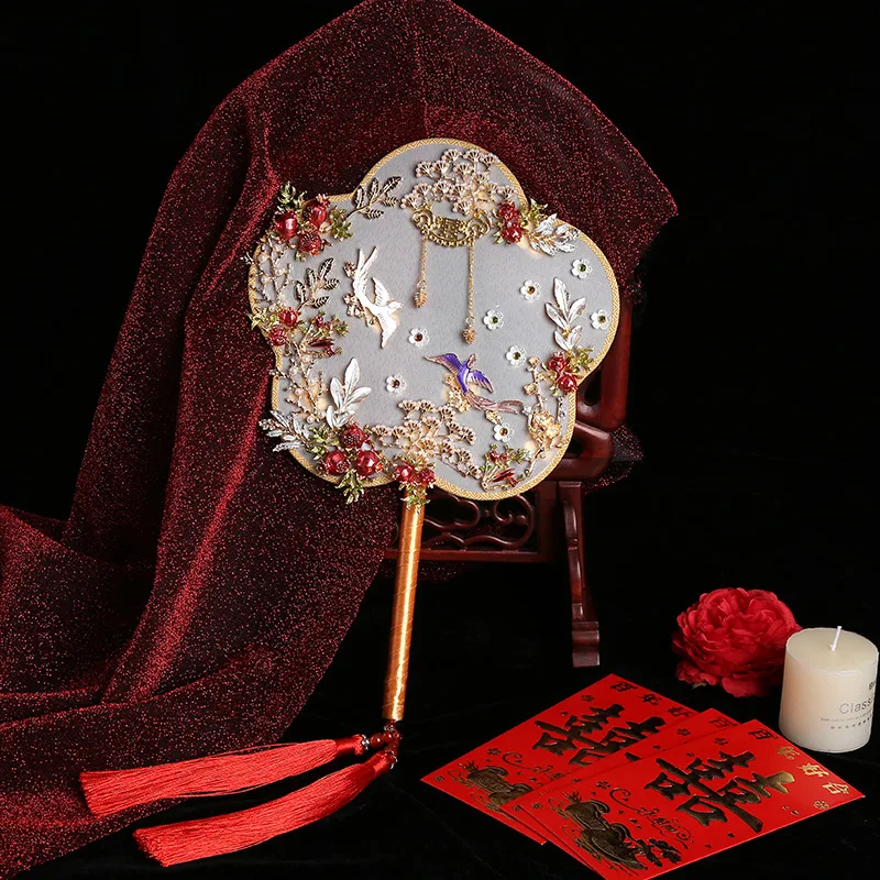 Bride group fan Chinese wedding Wedding fan hand bouquet photography props diy material package (the fourth)
Bride group fan Chinese wedding Wedding fan hand bouquet photography props diy material package (the fourth)