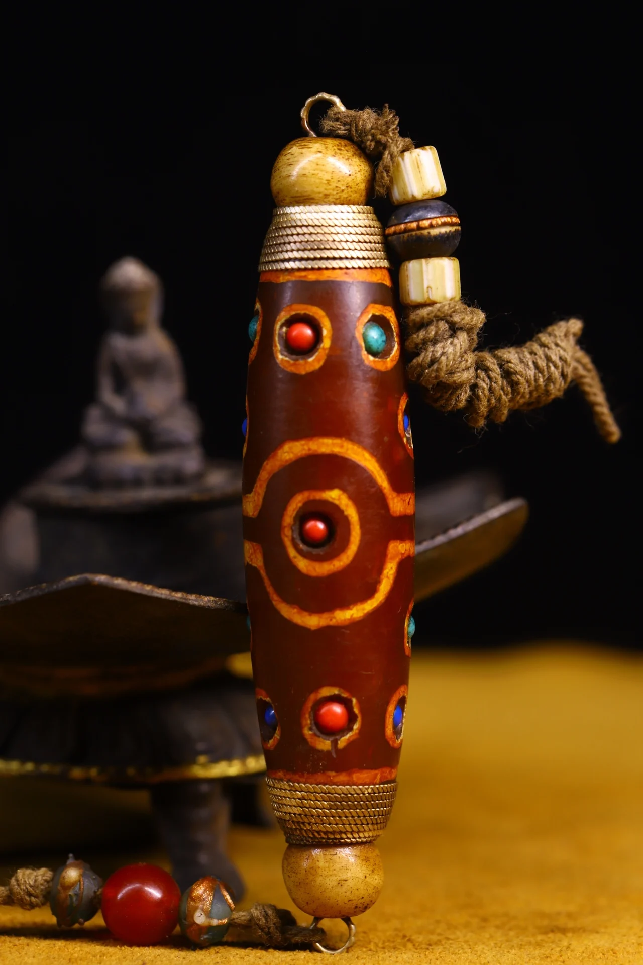 4"Tibetan Temple Collection Natural Agate Mosaic Gem filigree Dzi Beads nine eyeballs Amulet pendant magic weapon Town house
4"Tibetan Temple Collection Natural Agate Mosaic Gem filigree Dzi Beads nine eyeballs Amulet pendant magic weapon Town house