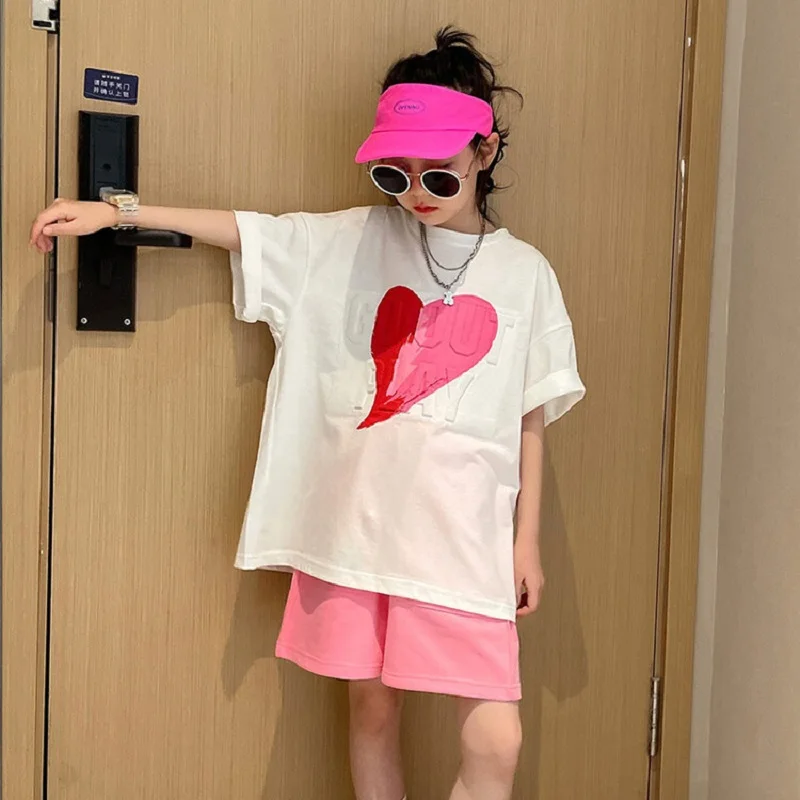 Children's clothing Little girl loose fitting casual love short sleeved shorts two-piece summer girls' clothes set
Children's clothing Little girl loose fitting casual love short sleeved shorts two-piece summer girls' clothes set