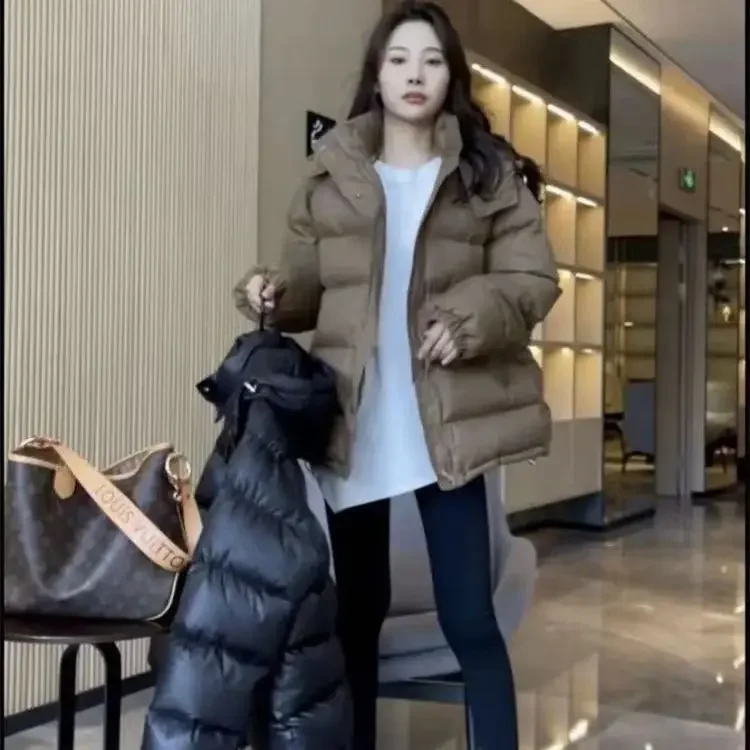 New White Duck Down Jacket with Hood Women's Coat Fall/winter 2023 Warm Parker Coat Korean Loose Short Baking Clothes L204
New White Duck Down Jacket with Hood Women's Coat Fall/winter 2023 Warm Parker Coat Korean Loose Short Baking Clothes L204