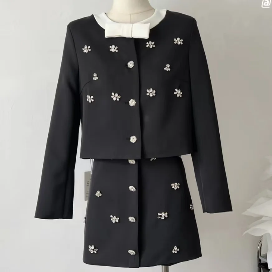 Luxury Style 2023 Autumn New In Black Set Long Sleeve Nail Diamonds Bow Short Coat Jacket + Single Breasted Mini Skirt Two Piece
Luxury Style 2023 Autumn New In Black Set Long Sleeve Nail Diamonds Bow Short Coat Jacket + Single Breasted Mini Skirt Two Piece