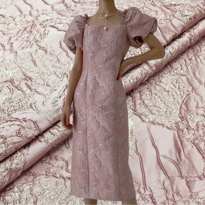 Жаккардовая ткань, Европейский трехмерный рельефный серебристый провод с темным узором, материал для платья на весну и осень, оптовая продажа ткани 
Жаккардовая ткань, Европейский трехмерный рельефный серебристый провод с темным узором, материал для платья на весну и осень, оптовая продажа ткани