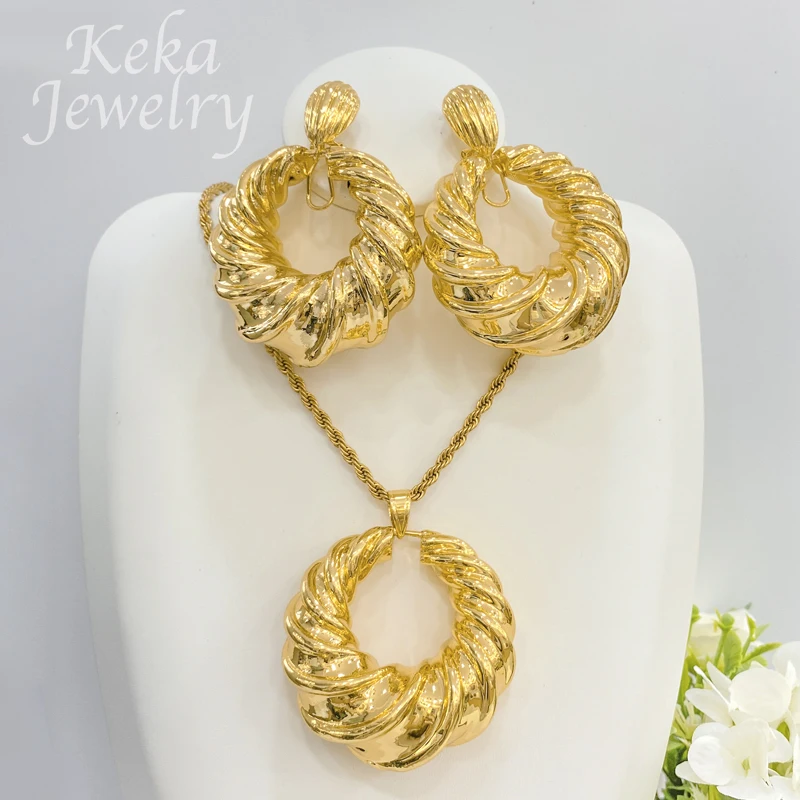 Jewelry Sets Fashion 18K Gold Plated Copper Chain For Women Earrings Pendant Necklace Romantic Wedding Party Accessories
Jewelry Sets Fashion 18K Gold Plated Copper Chain For Women Earrings Pendant Necklace Romantic Wedding Party Accessories