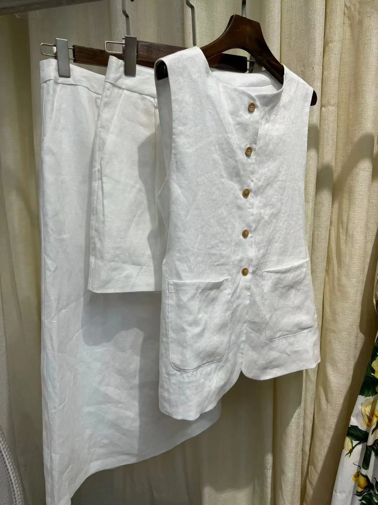 Linen vest+shorts+half skirt lady solid color temperament classic O-neck sleeveless top 2024 spring/summer new women's clothing
Linen vest+shorts+half skirt lady solid color temperament classic O-neck sleeveless top 2024 spring/summer new women's clothing
