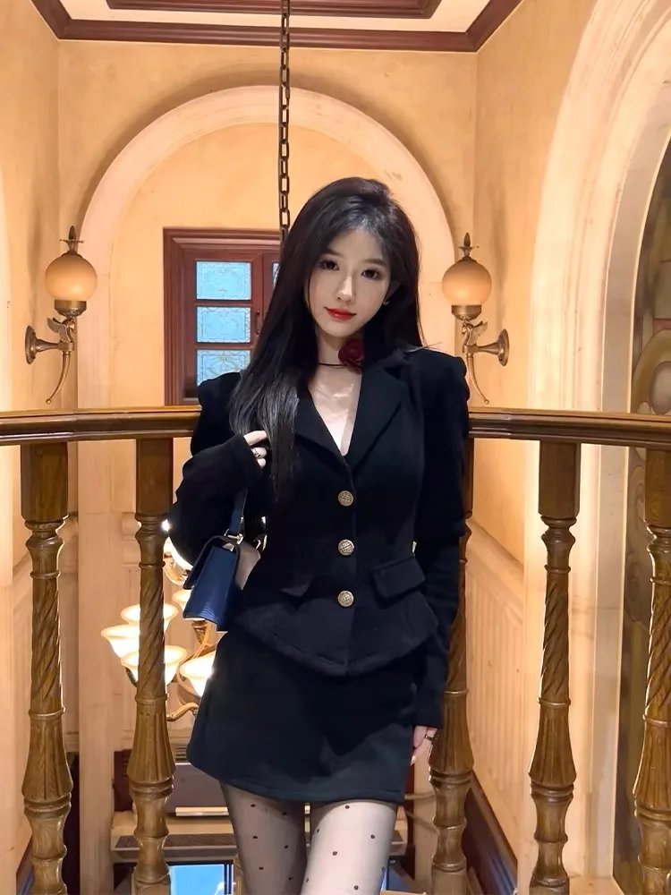 

Высококачественный черный костюм с юбкой, женский весенний костюм в Корейском стиле, Модный жакет и юбка в Королевском Стиле для зрелых женщин, комплект из двух предметов, горячая распродажа