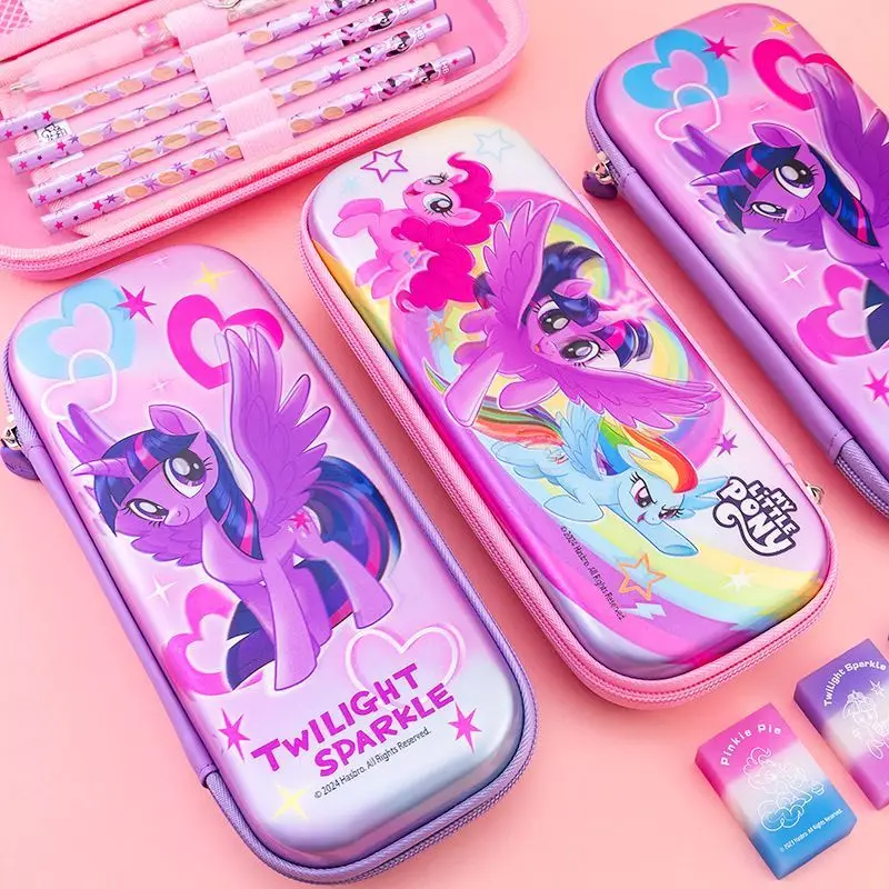 Мультяшный футляр для ручек My Little Ponys, милая Радужная блестящая Радуга, многофункциональная школьная канцелярия, аксессуары для подарка
Мультяшный футляр для ручек My Little Ponys, милая Радужная блестящая Радуга, многофункциональная школьная канцелярия, аксессуары для подарка