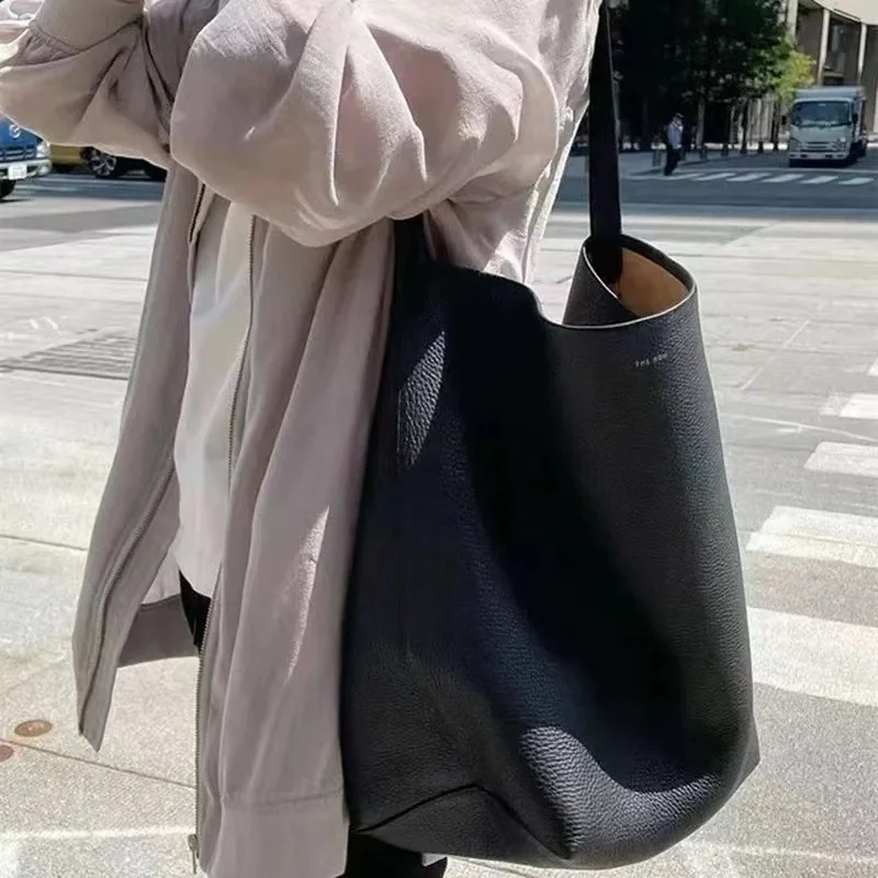 Genuine Leather Bucket Bag WomenHigh Capacity Commuter Tote Handbag Ladies Fashion Soft Lashion Classic Single Shoulder Bags
Genuine Leather Bucket Bag WomenHigh Capacity Commuter Tote Handbag Ladies Fashion Soft Lashion Classic Single Shoulder Bags
