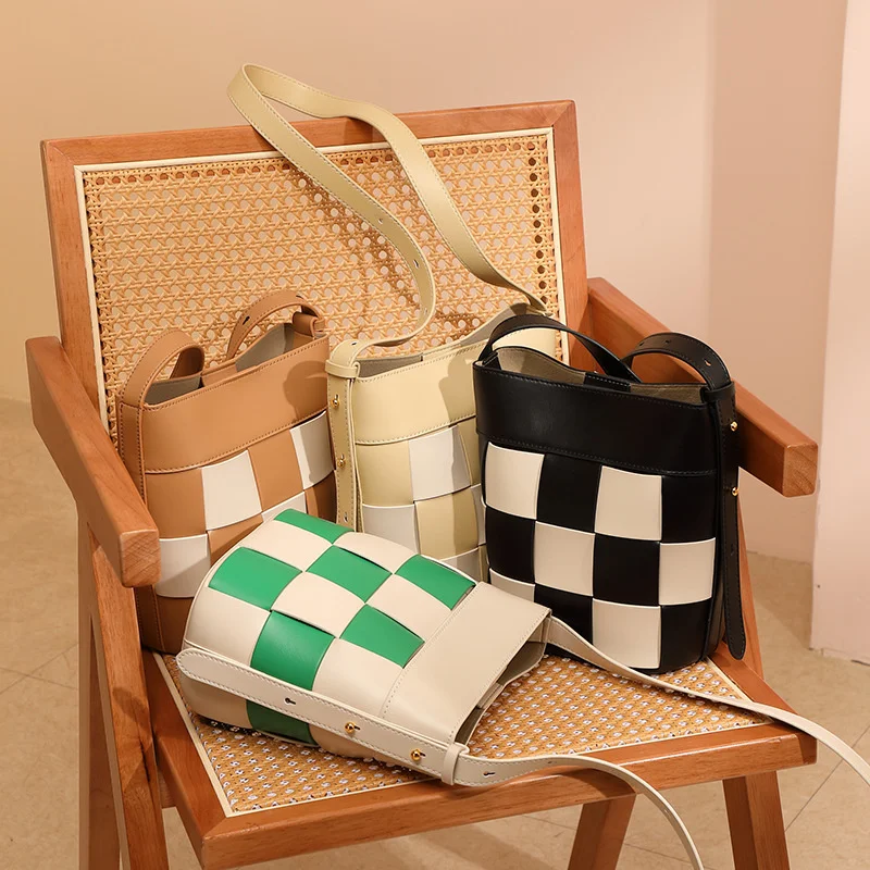 Spring and summer new chessboard check cowhide versatile bucket bag women's large capacity small one Shoulder Messenger
Spring and summer new chessboard check cowhide versatile bucket bag women's large capacity small one Shoulder Messenger