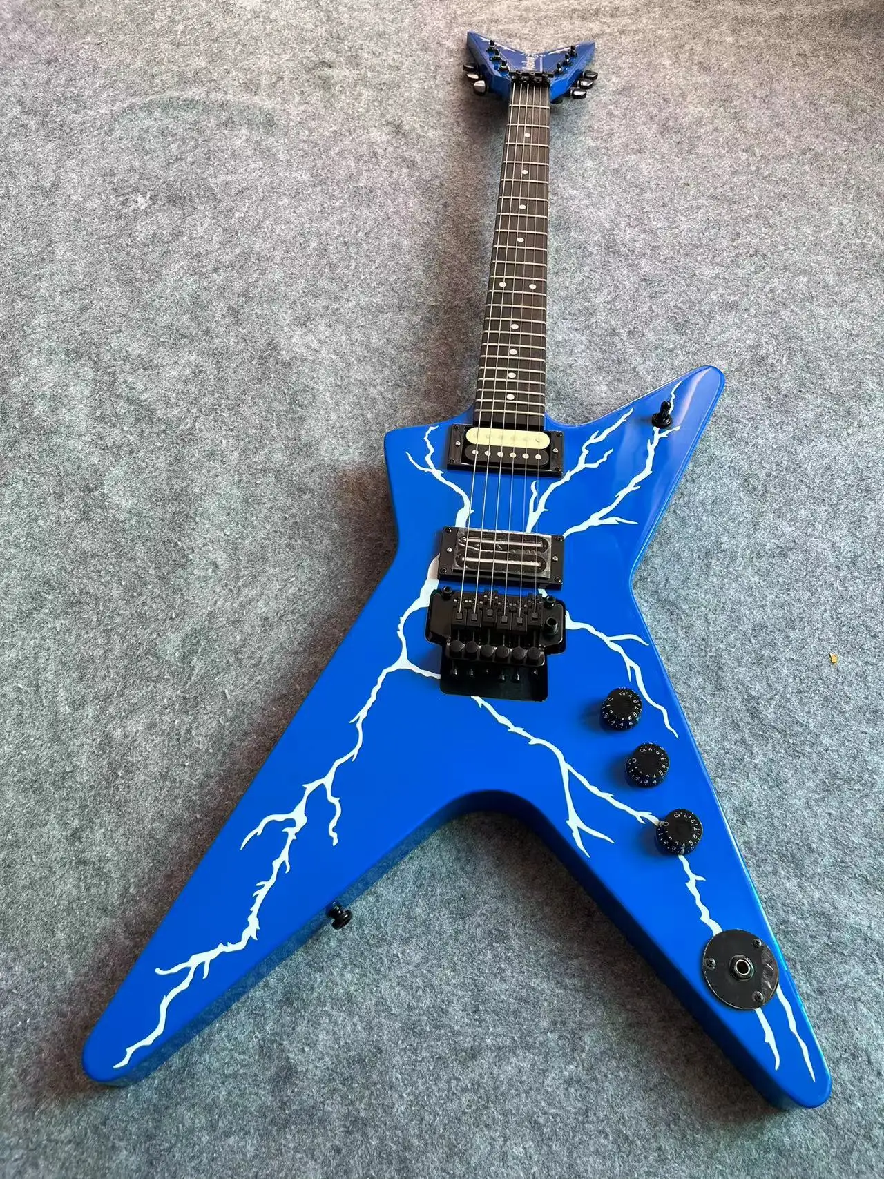 There is stock available, free shipping, and a guitar with a special form. It is the Big Flash's Big Fork Blade series
There is stock available, free shipping, and a guitar with a special form. It is the Big Flash's Big Fork Blade series