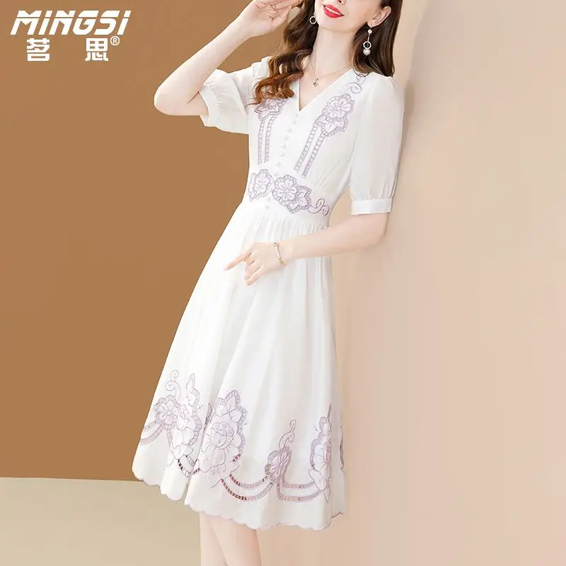 French Dress Women's Summer New Heavy Work Embroidery Hollow out V-neck High Grade Midlength Dress
French Dress Women's Summer New Heavy Work Embroidery Hollow out V-neck High Grade Midlength Dress