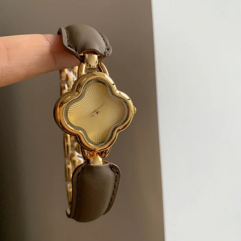 Montre plaquée or pour femme, bracelet en cuir, surface sculptée, style moyen âge, luxe et élégant, cadran Everver, nouveau, 2024 1