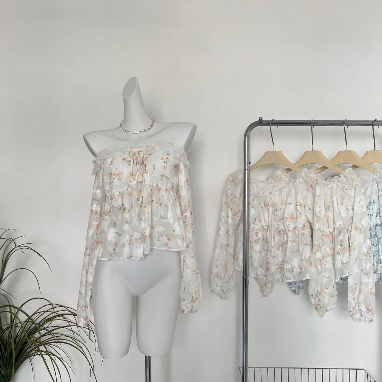 Sweet Off-the-shoulder Printed Comfort Blouse Women Flare Sleeve Shirts Sexy Summer Korean Fashion Sheer Long Sleeve Blouse Tops
Sweet Off-the-shoulder Printed Comfort Blouse Women Flare Sleeve Shirts Sexy Summer Korean Fashion Sheer Long Sleeve Blouse Tops