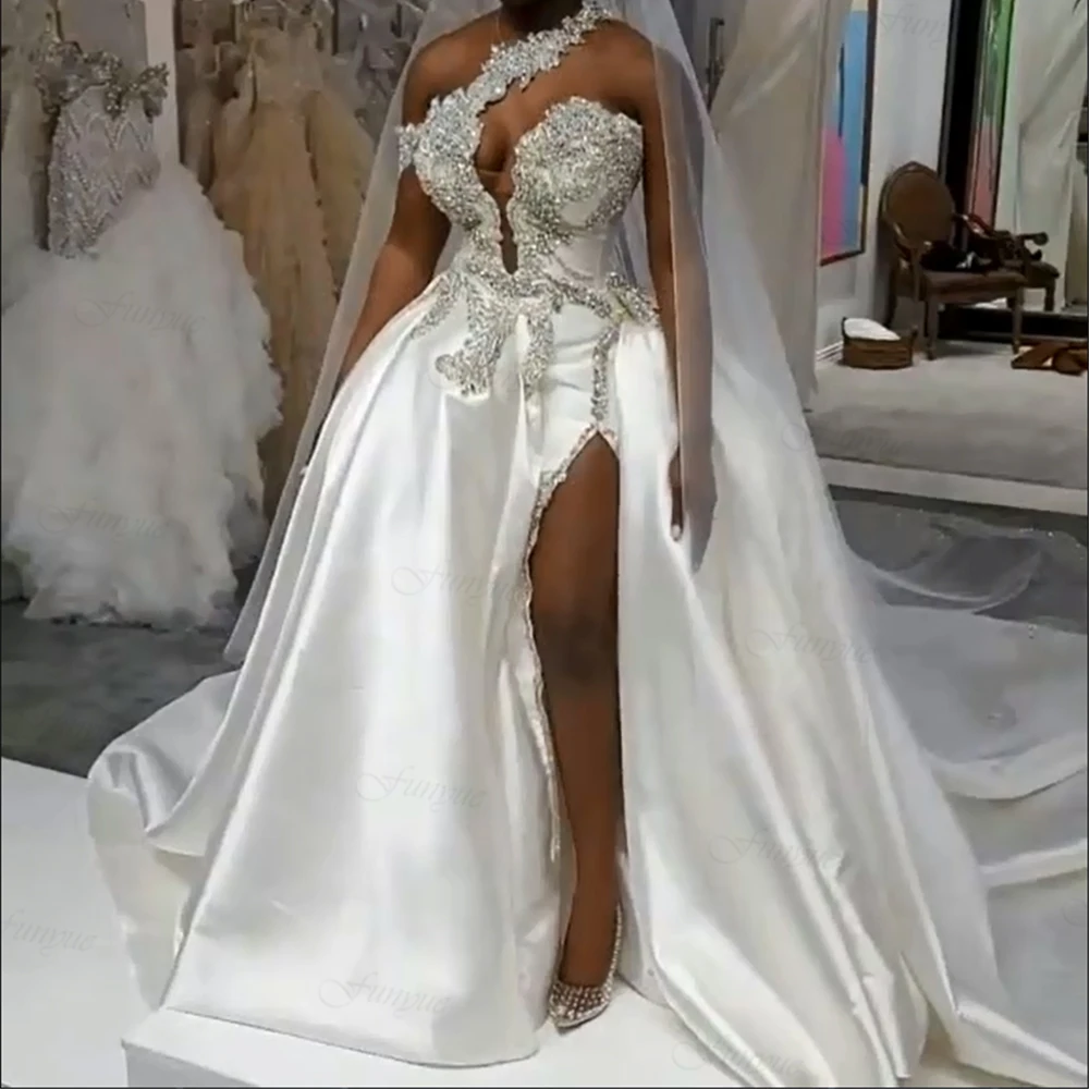 Funyue Crystals High Split Luxury Wedding Dress 2022 One Shoulder Bridal Gowns Detachable Train Sexy Satin Vestidos De Novia
Funyue Crystals High Split Luxury Wedding Dress 2022 One Shoulder Bridal Gowns Detachable Train Sexy Satin Vestidos De Novia