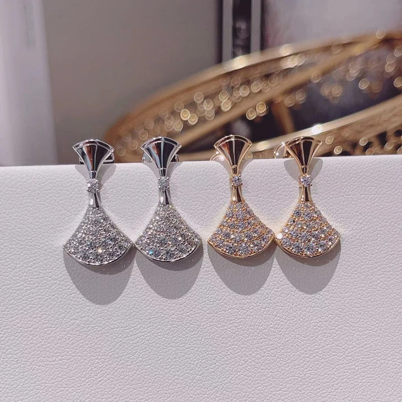 2024 Hot S925 sterling silver fan full of zircon wearing a single zircon pendant earrings, girls luxury birthday jewelry gift
2024 Hot S925 sterling silver fan full of zircon wearing a single zircon pendant earrings, girls luxury birthday jewelry gift