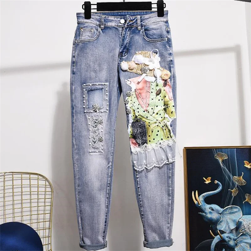 Джинсовые женские брюки-шаровары с цветочной вышивкой
Джинсовые женские брюки-шаровары с цветочной вышивкой