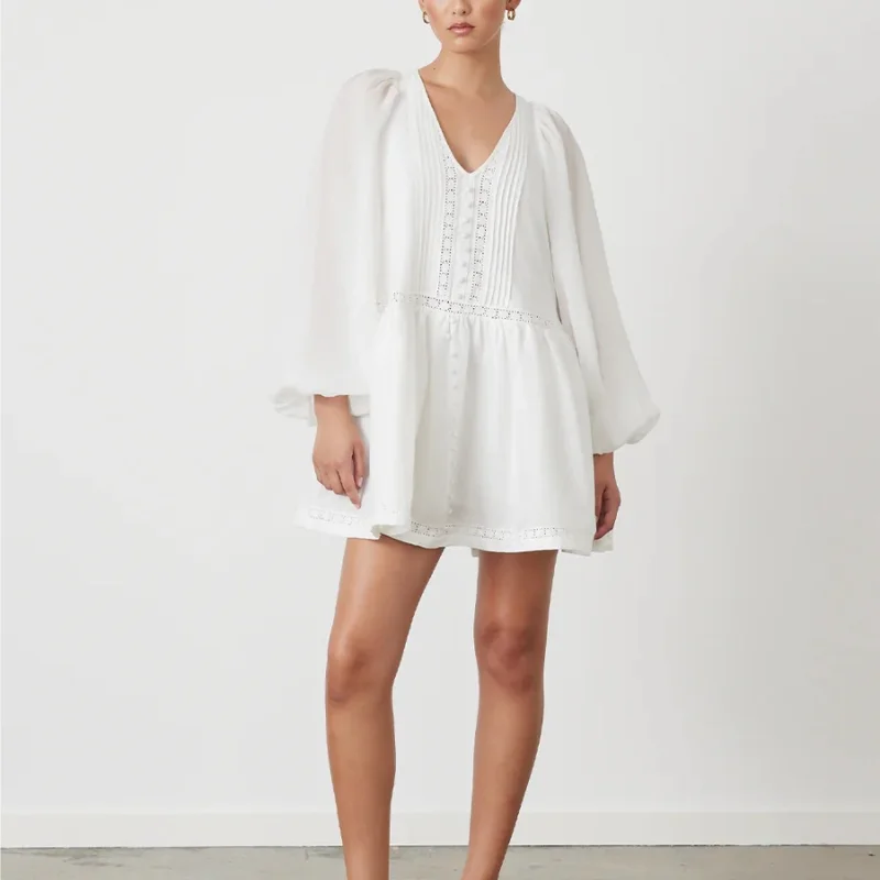 2023 Summer New Arrival Women Fashion White Grey Basic Minimalist Fairycore Linen V-neck Lantern Sleeve Mini Dresses
2023 Summer New Arrival Women Fashion White Grey Basic Minimalist Fairycore Linen V-neck Lantern Sleeve Mini Dresses